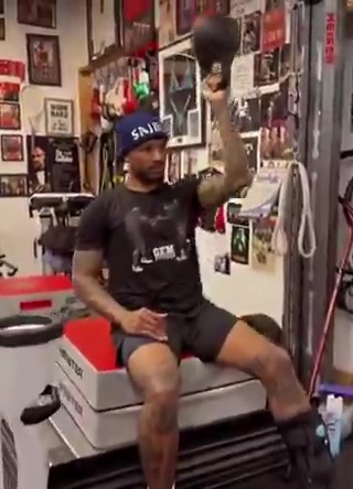 很拼利拉德绑着伤腿也要回来训练